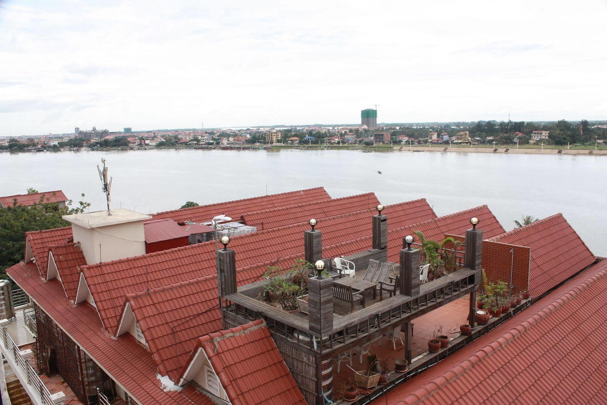 Lux Riverside Hotel & Apartment Phnom Penh Exterior foto